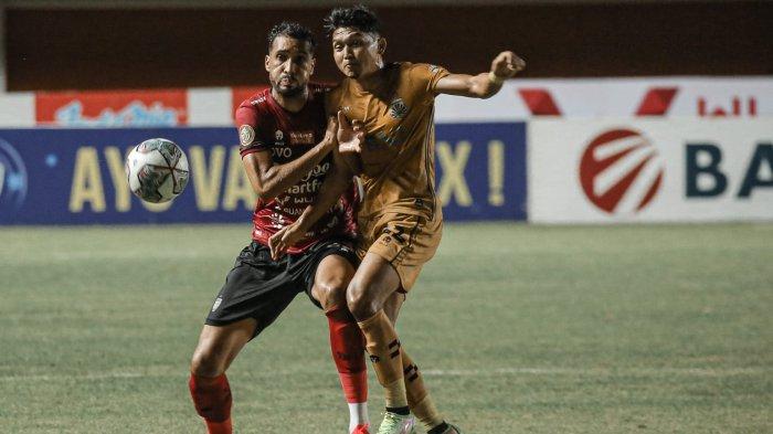 Bek Bali United Willian Pacheco berebut bola dengan penyerang Bhayangkara FC Dendy Sulystiawan di Stadion Maguwoharjo Sleman Yogyakarta Sabtu 23 Oktober 2021.