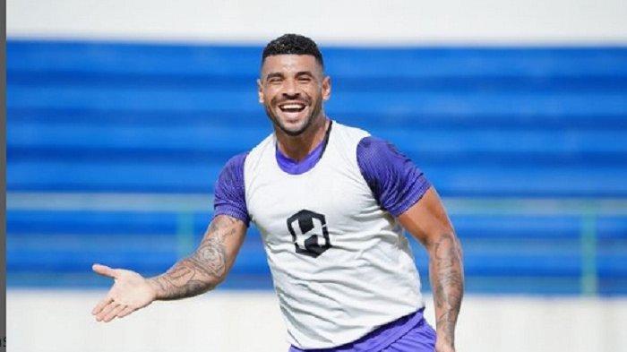 Dilansir TribunWow.com dari Instagram story @transfernews_ft pada Sabtu, 6 April 2024 dapat diketahui bahwa sosok Renan Alves pun berpotensi angkat kaki dari Barito Putera layaknya Gustavo Tocantins.
