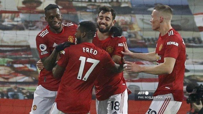 Bek Inggris Manchester United Aaron Wan-Bissaka (kiri)