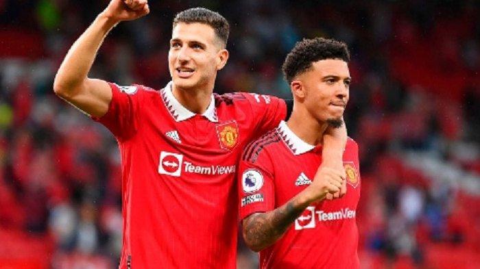 Bek kanan Manchester United Diogo Dalot (kiri) bersama penyerang Jadon Sancho. Baru-baru ini Diogo Dalot berbicara mengomentari kiprahnya di Man United dan AC Milan.