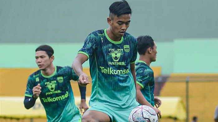 Bek muda Persib Bandung, Kakang Rudianto dan rekan tengah berlatih ball possession belum lama ini untuk hadapi laga Bali United vs Persib Bandung di pekan 23 Liga 1 2022/2023. Bali United vs Persib Bandung, Luis Milla Siapkan Resep Ini untuk Counter Kebiasaan Buruk Skuat Teco