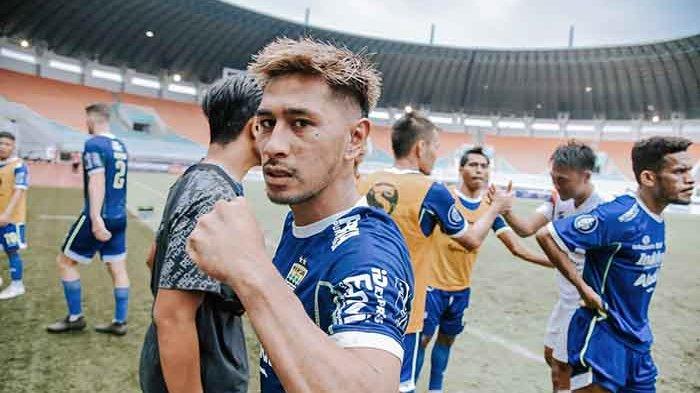 Bek sayap Persib Bandung Daisuke Sato berpose usai menuntaskan laga kontra Arema FC yang berakhir dengan skor 1-0 di Stadion Pakansari, Bogor, Kamis 23 Februari 2023. Simak pula, Imbas Pernyataan Kontroversial I Putu Gede Soal Daisuke di Laga Persib vs Arema FC Panen Hujatan Ini