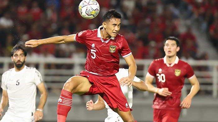 Bek Timnas Indonesia Rizky Ridho menghalau bola dengan tandukan kepala di laga lawan Palestina di FIFA Matchday di Stadion Gelora Bung Tomo, Surabaya, Rabu 14 Juni 2023. Total Football Timnas Indonesia Ditahan Seri Palestina, Erick Thohir Puji Trio Bek Shin Tae-yong Ini