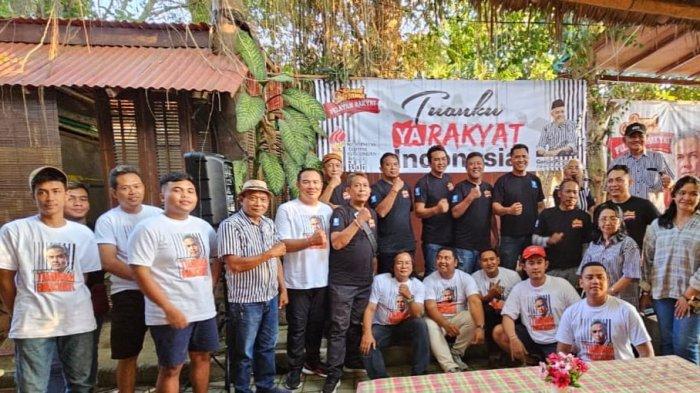 Pelayan Rakyat - Alumni perguruan tinggi di Bali foto bersama saat deklarasi Rumah Bersama Pelayan Rakyat (RBPR) pendukung Ganjar Pranowo di Denpasar, Minggu (1/10).