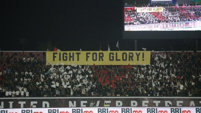 KOREO - Suporter menunjukkan koreo untuk mendukung skuat Bali United.