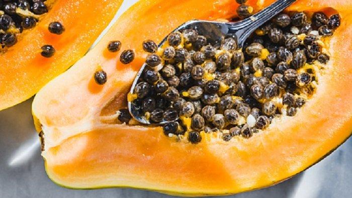 Menggunakan biji pepaya adalah salah satu obat untuk mendapatkan kulit yang sehat.
Biji pepaya memberikan nutrisi pada sel-sel kulit Anda dan membuat kulit lebih muda, halus dan cerah.