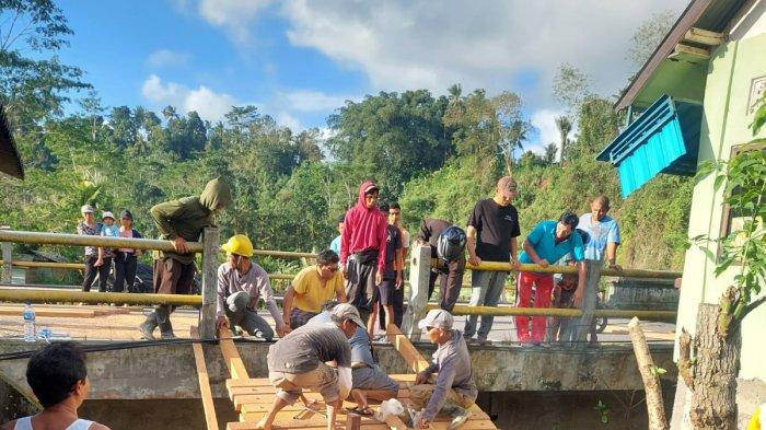Pembangunan jembatan darurat yang menghubungkan Desa Tangkup menuju Klungkung, Senin (10/7). Akses jalan merupakan jalan utama warga.