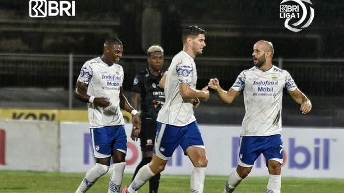 Striker Persib Bandung Bruno Cantanhede (kiri) selebrasi dengan rekan-rekannya seusai bobol gawang Madura United di Liga 1, Minggu 13 Maret 2022.