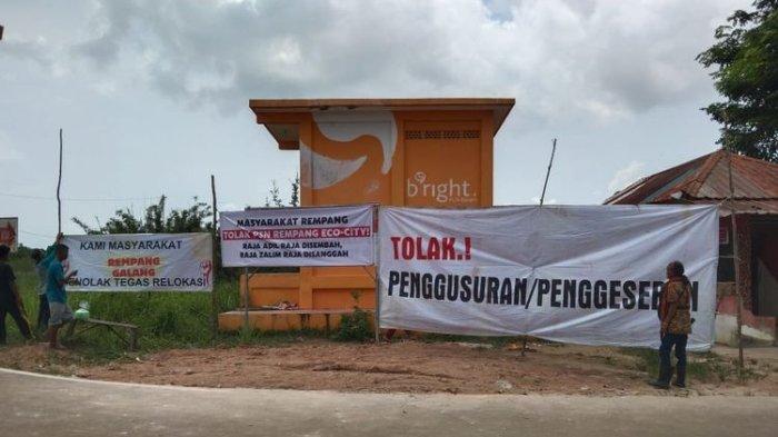 Pemasangan spanduk bernada penolakan di sekitar gardu listrik simpang 6 Pulau Rempang, Batam, Kepulauan Riau, Sabtu (31/8).