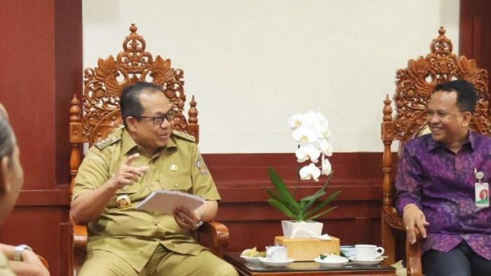 NGROMBO - Pj Gubernur Bali Sang Made Mahendra Jaya bersama jajaran BPD Bali membahas kemiskinan ekstrem di Denpasar, Senin (25/9). Pj Gubernur Bali mengajak bank daerah ngrombo atau bergotong-royong mengatasi masalah kemiskinan ekstrem di Bali.