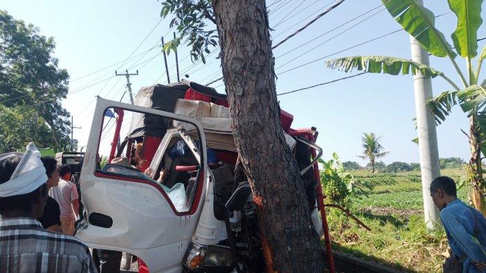Kondisi satu unit truk yang mengalami laka lantas dan menabrak pohon perindang, di jalan raya Denpasar-Gilimanuk, Desa Yehembang Kangin, Kecamatan Mendoyo, Jembrana, Senin 11 September 2023.