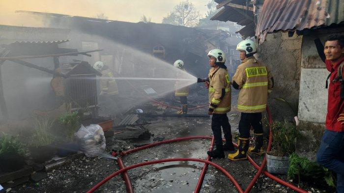 Pemadaman rumah bedeng yang terbakar di Jalam Raya Uluwatu, Kuta Selatan Badung pada Kamis 5 Oktober 2023.