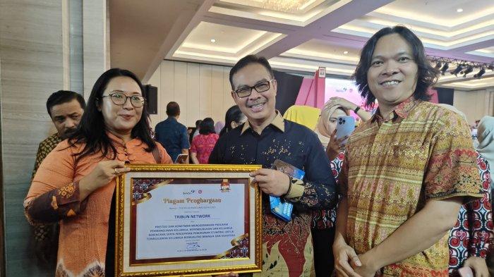 APRESIASI --- Foto bersama General Manager Senior Region Sumatra Tribun Network, MF Ririen Kusumawardhani, Kepala BKKBN Dr (HC) dr Hasto Wardoyo SpOG (K), Pemimpin Redaksi Sriwijaya Post dan Tribun Sumsel Yudie Thirzano saat menerima Apresiasi Penghargaan Program Bangga Kencana dan Percepatan Penurunan Stunting tahun 2023 di Hotel Wyndham, Palembang, Sumatera Selatan, Selasa (4/7/2023).