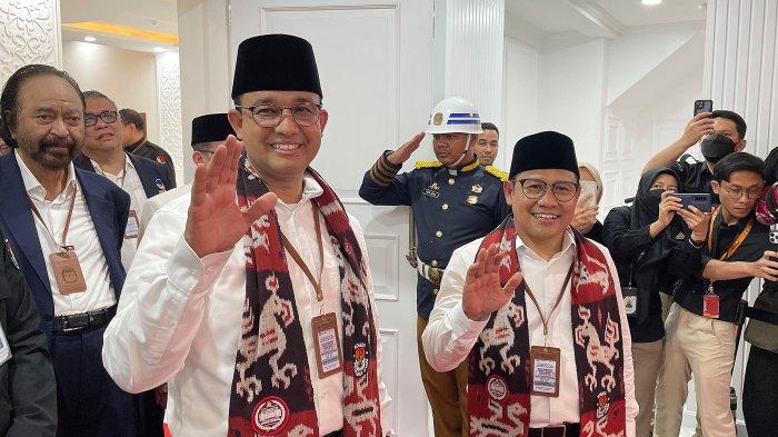 Pasangan Calon Presiden dan Wakil Presiden Anies Baswedan dan Cak Imin (kanan) saat mendatangi Gedung KPU, Jakarta Pusat.