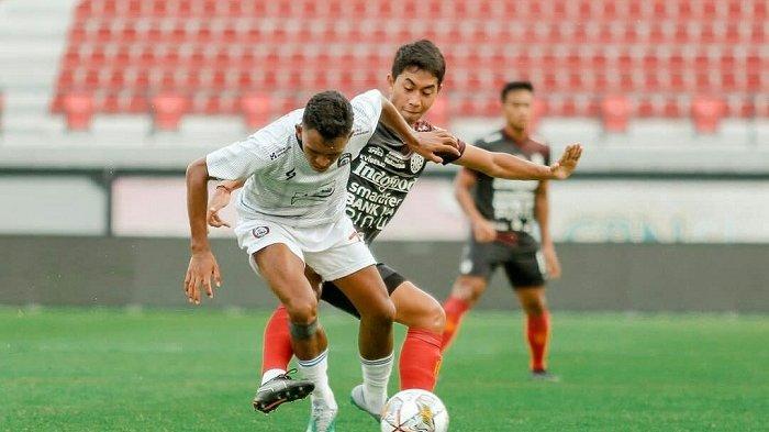 Hasil kurang memuaskan didapatkan Bali United, saat menjamu Arema FC dalam ujicoba di Stadion Kapten I Wayan Dipta Gianyar, Bali, pada Minggu 18 Juni 2023.
Bali United kalah adu penalti, dengan skor 4-5 atas Arema FC setelah skor imbang 0-0 bertahan sepanjang pertandingan yang sengaja digelar secara tertutup ini.
Dalam laga ini, Pelatih Stefano Cugurra memberikan menit bermain bagi punggawanya yang masih minim mendapatkan kesempatan saat play-off lalu.