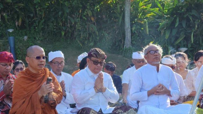 Koordinator Staf Khusus Presiden RI, AAGN Ari Dwipayana, bersama Ida Pedanda Nyoman Temuku Manuaba, pemuka agama Hindu dan Bhikkhu Sri Subhapanno Mahathera, pemuka agama Buddha menggelar doa bersama di titik nol Ibu Kota Negara Nusantara.