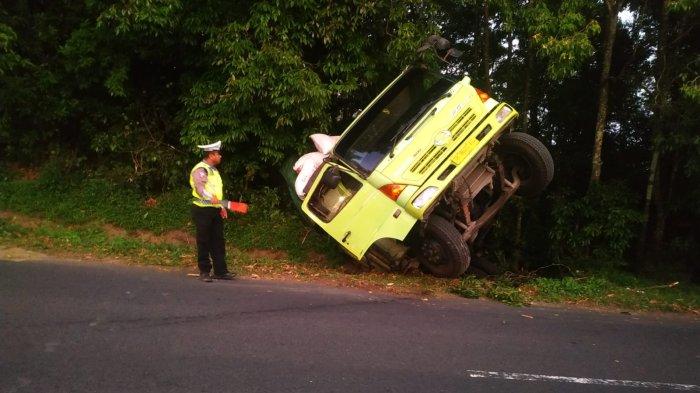 Out of control - Tragedi truk pengangkut sekam mengalami kecelakaan di jalur Bangli - Kintamani. Minggu (6/8/2023)