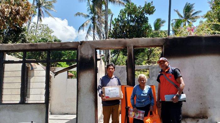 Bantuan - Kondisi Rumah Ketut Karma (78) di Banjar Dinas Karangsari, Desa Datah, Kecamatan Abang, Karangasem hangus di lahap jago merah, Minggu (20/8) malam.