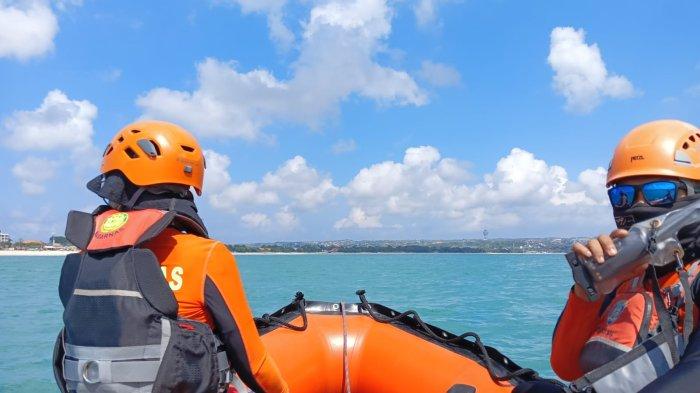 Pencarian - Seorang warga Taman Pancing Pemogan, Denpasar dikabarkan hilang terseret arus di Dermaga Ikan, Pantai Kedonganan, Rabu (28/6/2023) dini hari.
Sesaat sebelum kejadian, terlihat 2 orang sedang duduk di pinggir pantai, namun warga yang kebetulan berada di lokasi dikagetkan dengan teriakan minta tolong.
Mereka terseret arus, satu korban berhasil selamat atas nama Delfi Arif Prasiswo (24), sementara itu satu orang lainnya dilaporkan hilang atas nama Mohamad Wahyudi (24).
Informasi kejadian, diterima Kantor Pencarian dan Pertolongan Denpasar (Basarnas Bali) sekitar pukul 06.25 Wita dari Pos Polair Kedonganan.