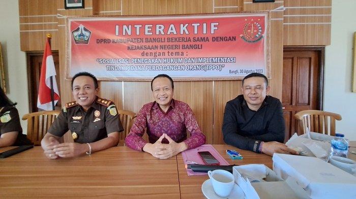 Dari kanan ke kiri - Wakil Ketua DPRD Bangli I Komang Carles, Ketua DPRD Bangli Ketut Suastika, Kajari Bangli Yudhi Kurniawan.