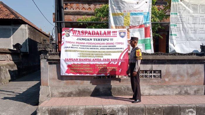 Kasus tindak pidana perdagangan orang (TPPO) di Bali kian banyak yang terungkap. Polres Klungkung mengambil langkah dengan setidaknya menebar spanduk peringatan ke masing-masing desa.
Warga dimnta waspada dan melapor jika menemukan indikasi TPPO di lingkungan mereka. Selain itu mereka yang hendak bekerja ke luar negeri diingatkan untuk memastikan melalui agen resm termasuk mencari informasi dari Dinas Ketenagakerjaan.