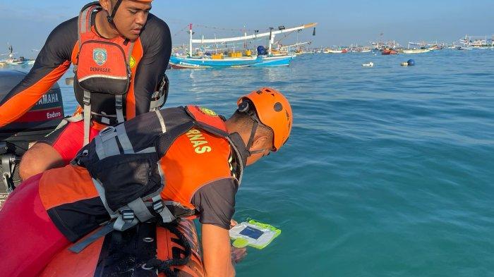 Seorang warga Taman Pancing Pemogan, Denpasar dikabarkan hilang terseret arus di Dermaga Ikan, Pantai Kedonganan, Rabu (28/6/2023) dini hari.
Sesaat sebelum kejadian, terlihat 2 orang sedang duduk di pinggir pantai, namun warga yang kebetulan berada di lokasi dikagetkan dengan teriakan minta tolong.
Mereka terseret arus, satu korban berhasil selamat atas nama Delfi Arif Prasiswo (24), sementara itu satu orang lainnya dilaporkan hilang atas nama Mohamad Wahyudi (24).
Informasi kejadian, diterima Kantor Pencarian dan Pertolongan Denpasar (Basarnas Bali) sekitar pukul 06.25 Wita dari Pos Polair Kedonganan.