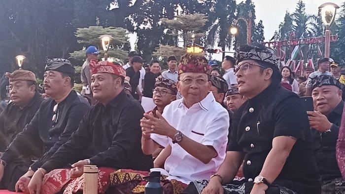 DISKUSI - Gubernur Bali, I Wayan Koster dalam acara Bupati Gianyar, Made 'Agus' Mahayastra temu kangen masyarakat di Alun-alun Gianyar, Bali, Rabu 5 Maret 2025.