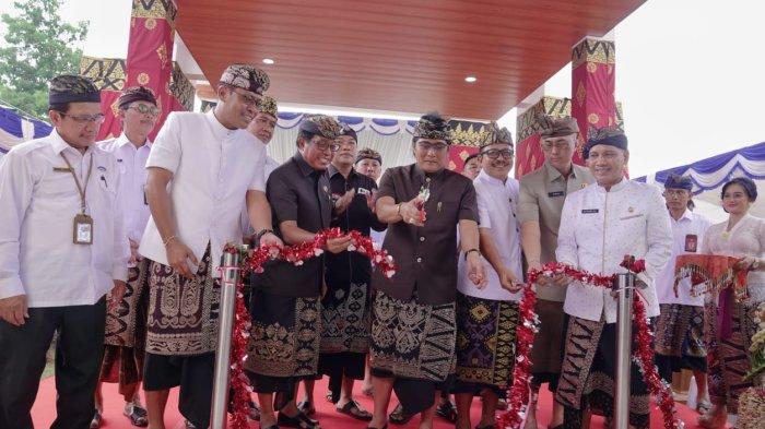 PERESMIAN - Bupati Badung I Nyoman Giri Prasta saat meresmikan kantor Perumda Air Minum Tirta Mangutama pada Senin (3/2).