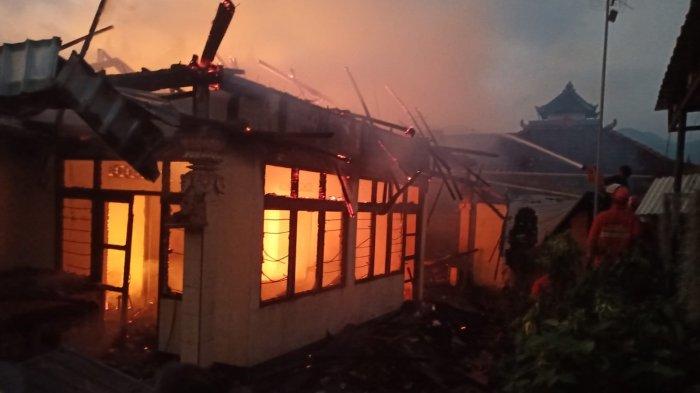 Api membakar sebuah rumah di Banjar Patus, Desa Gunaksa, Kecamatan Dawan, Klungkung, Senin (26/6) petang. Si jago merah mengamuk dan menghanguskan bangunan dan seisinya.
Kapolsek Dawan, Kapolsek Dawan AKP Gede Susiawan mengungkapkan, kebakaran terjadi sekitar pukul 18.00 Wita. Rumah yang terbakar merupakan milik seorang petani bernama I Wayan Sunariata (44).