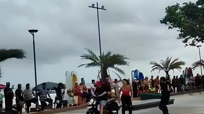 Tangkapan layar seorang wisatawan saat mengendarai sepeda motor di Skatepark Pantai Kuta beberapa hari kemarin.