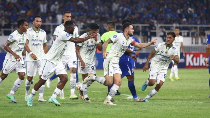 Hasil Akhir Persib Bandung vs PSIS Semarang skor 2-1 di Stadion Jatidiri, Semarang.
Hingga akhir babak kedua, skuad Maung Bandung masih mempertahankan kemenangan dengan skor 2-1.
Marc Klok kali ini ngamuk, dengan memborong semua gol. Gol pertama pada menit ke-24, dan gol kedua pada menit ke-90+2.