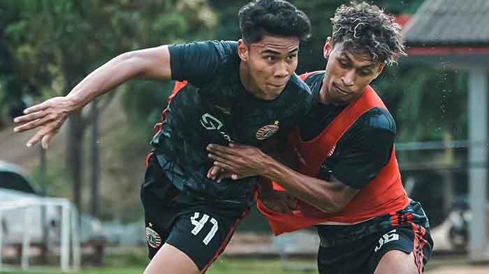 Di bawah pengawasan Thomas Doll, pemain Persija Jakarta, Muhammad Ferrari (kiri) dan Osvaldo Haay tengah berlatih rutin menghadapi persiapan pertandingan berikutnya di Liga 1 2022/2023. Update Jadwal Persija di Sisa Laga Liga 1 2022, Skuat Thomas Doll Kandidat Kuat Juara Liga 1