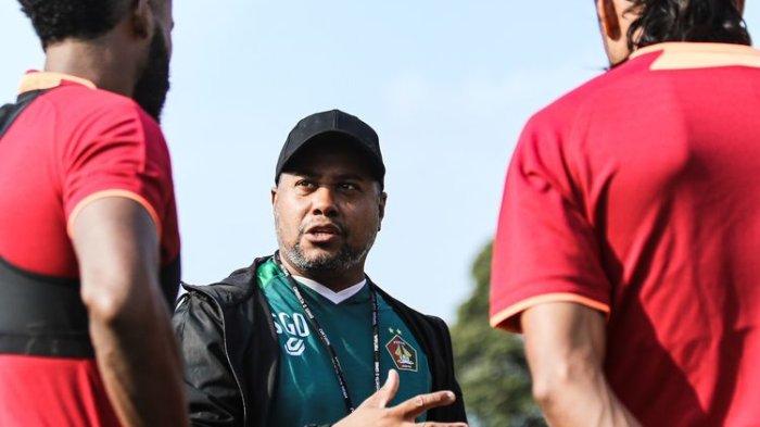 Pelatih baru Persik Kediri Divaldo Alves saat perdana memimpin latihan bersama di Stadion Brawijaya kediri, Selasa (30/8/2022) sore. Ia menggantikan Javier Roca yang diputus kontrak pada pekan ke-4 Liga 1 2022-2023.