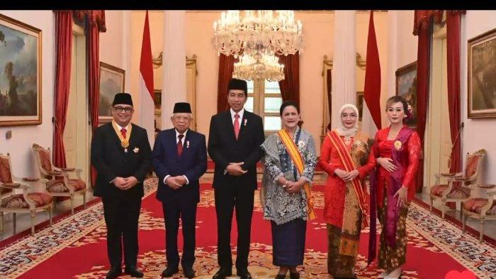Ari Dwipayana menjadi salah satu penerima Tanda Kehormatan Bintang Jasa Utama dari Presiden Joko Widodo. Acara penganugerahan tanda kehormatan tersebut digelar di Istana Negara, Jakarta, pada Senin, 14 Agustus 2023.