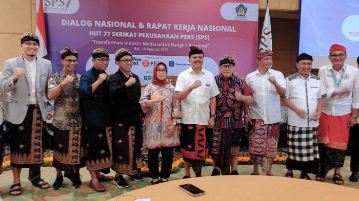 Menghadapi ‘tsunami informasi’ yang tersebar melalui media sosial, dan media digital lainnya, termasuk platform asing yang dikendalikan oleh AI (kecerdasan buatan).
Sekretaris Daerah Provinsi Bali, Dewa Made Indra, mendorong perusahaan media konvensional yang tergabung dalam wadah Serikat Perusahan Pers (SPS), untuk meningkatkan kolaborasi dan sinergitas.
Hal tersebut diutarakannya saat hadir sebagai pembicara pada acara Dialog Nasional Serikat Perusahan Pers (SPS) di Harris Hotel & Convention Denpasar, Kamis (10/8/2023). Acara dialog yang digelar serangkaian memperingati HUT ke-77 SPS ini mengusung tema “Transformasi Industri Media Untuk Bangkit Bersama”.