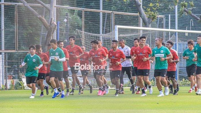Timnas Indonesia U23 - Sebelumnya, 23 pemain telah dipanggil untuk TC Timnas Indonesia U23 di Jakarta pada 10-14 Agustus 2023.
Hanya 17 pemain yang mengikuti TC Timnas Indonesia U23, enam pemain lain belum terlihat di hari pertama.
Mereka adalah Beckham Putra, Kadek Arel, Alfreandra Dewangga, Adi Satryo, Dzaky Asraf, dan Rizky Ridho.
Namun demikian, Beckham Putra, Kadek Arel, dan Alfreandra Dewangga, sudah bergabung bersama Timnas Indonesia U23.
Masih ada Adi Satryo, Rizky Ridho, dan Dzaky Asraf, yang belum juga bergabung.