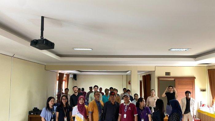 Desa Bakas, Kecamatan Banjarangkan, Kabupaten Klungkung, Bali, menjadi pusat kegiatan Pengabdian kepada Masyarakat (PkM) Internasional.
Bertajuk “Enhancing Hospitality Quality and Implementing an Artificial Intelligence (AI)-Based Chatbot in Bakas Tourism Village, Klungkung”, yang dilaksanakan selama dua hari pada Senin (19/5) dan Selasa (20/5).