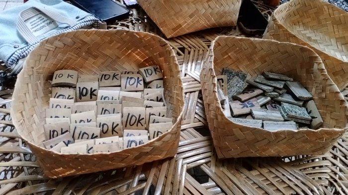 PASAR PELIPURLARA - Suasana Pasar Pelipurlara yang berlokasi di hutan bambu Desa Penglipuran, Bangli, Sabtu (26/8). Pasar ini hanya buka setiap Sabtu, menjual berbagai jajanan ataupun makanan dan minuman tradisional.