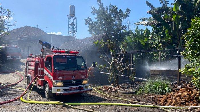 Pemadaman – Sejumlah petugas melakukan pemadaman kebakaran di tempat pengopenan kelapa di Lingkungan Pangkung Gondang, Kelurahan Sangkaragung, Kecamatan Jembrana, Kamis (20/6). Tak ada korban jiwa dalam peristiwa ini, namun kerugian material diperkirakan mencapai Rp 10 juta.