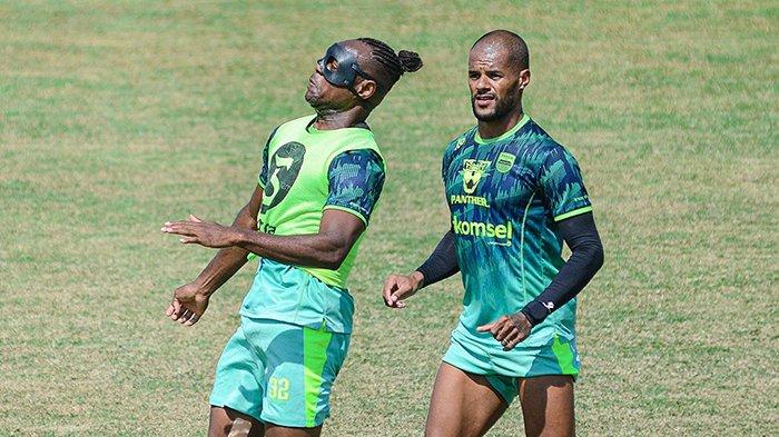 Dua pemain Persib Bandung, Victor Igbonefo dan David da Silva tampak berlatih serius belum lama ini jelang laga big match pekan ke-11 Liga 1 2022/2023 melawan Persija Jakarta akhir pekan ini. Sang asisten pelatih Luis Milla, Manuel Perez mengungkapkan analisisnya soal peluang menang Persib vs Persija dan butuh dukungan bobotoh langsung di Stadion GBLA.