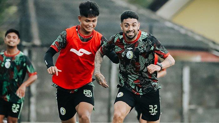 Dua pemain PSS Sleman yakni Hokky Caraka (kiri) dan Jonathan Bustos tampak mengikuti sesi latihan rutin jelang Derbi Mataram di Liga 1 PSS Sleman vs Persis Solo pekan ini. Update Jadwal Liga 1 2023/2024: Derbi Mataram PSS Sleman vs Persis Solo & Arema FC vs Persib Bandung