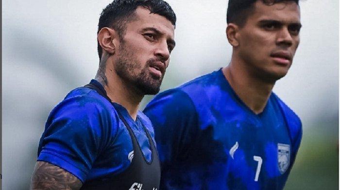 Dua penyerang Borneo FC Stefano Lilipaly (kiri) dan Matheus Pato. Jelang duel Persib Bandung vs Borneo FC di pekan 20 Liga 1 2022/2023 di Stadion Pakansari, Bogor, Kamis 26 Januari 2023 sore ini, Stefano Lilipaly dkk siap menghentikan rekor Persib dan memetik kemenangan.