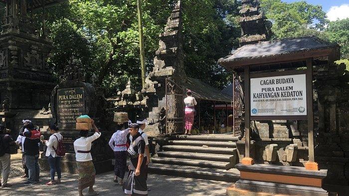 Puncak pujawali di pura yang berada di DTW Alas Kedaton ini diiringi parade gebogan, yang dibawa para pamedek istri dari 12 banjar yang menjadi pangempon.