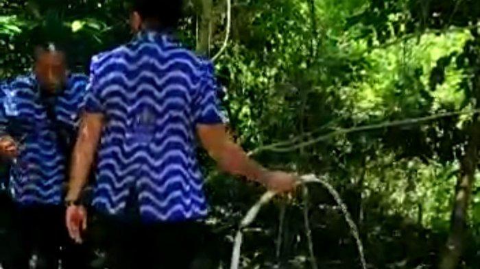 PDAM Badung saat menemukan pencurian air bersih dengan penampungan air yang tersembunyi di wilayah Pecatu, Badung pada Selasa 18 April 2023.