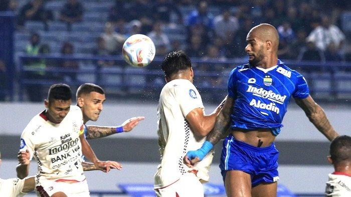 Persib vs Bali United - Persib Bandung vs Persis Solo, akan bertanding besok, 8 Agustus 2023 dalam laga lanjutan Liga 1 Indonesia 2023-2024.
Duel dua klub ini, akan berlangsung di Stadion Manahan, pukul 20.00 WITA atau 19.00 WIB.
Posisi Persib Bandung dan Persis Solo di papan klasemen Liga 1 2023-2024, tidak jauh berbeda.
Persib Bandung kini menduduki posisi ke-12, mengemas 7 poin hasil dari 6 pertandingan, 1 kemenangan, 4 imbang, dan 1 kekalahan.