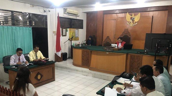 SIDANG - Suasana sidang praperadilan kasus dugaan pelecehan seksual dengan tersangka Kadek Dwi Arnata Jero Dasaran Alit, di Pengadilan Negeri Tabanan, Senin (30/10).