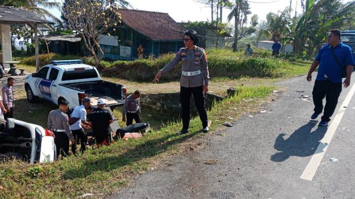 Olah TKP - Tragedi tabrakan maut adu jangkrik kembali terjadi.
Kali ini antara mobil Avanza NoPol W 1836 WL dengan motor Honda Supra No Pol DK 3842 OZ.
Lokasi di Jalan Umum jurusan Denpasar - Gilimanuk, Banjar Dinas Selabih Tengah, Desa Selabih, Kecamatan Selemadeg Barat, Kabupaten Tabanan.
Akibat tabrakan maut ini, dua orang meninggal dunia.