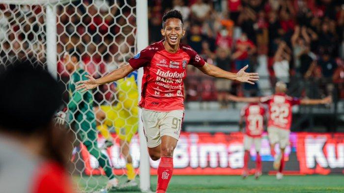 Bali United merangkak ke papan atas klasemen Liga 1 Indonesia 2023-2024, yakni ke posisi ke-3 usai mengandaskan Barito Putera.
Dengan skor tipis 2-1 di Stadion Kapten I Wayan Dipta Gianyar Bali, pada Minggu 27 Agustus 2023 malam.