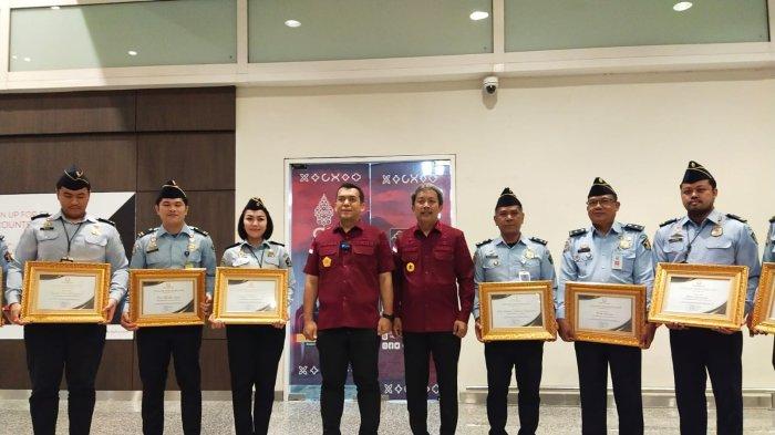 Sebanyak 16 orang petugas imigrasi, dari Kantor Imigrasi Kelas I TPI Denpasar, dan Kantor Imigrasi Kelas I Khusus TPI Ngurah Rai, menerima penghargaan Direktur Jenderal (Dirjen) Imigrasi pada Minggu 2 Juli 2023.
Penganugerahan penghargaan tersebut, diselenggarakan untuk mengapresiasi kinerja para petugas yang telah berhasil meringkus buronan interpol, asal Kanada berinisial SG (50 tahun) yang merupakan terduga tindak pidana pemalsuan dan penipuan di Kanada.