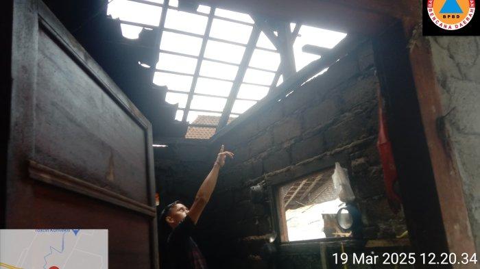 BENCANA - Kondisi rumah warga pasca terdampak angin puting beliung, di wilayah Desa Mendoyo Dangin Tukad, Kecamatan Mendoyo, Jembrana, Rabu 19 Maret 2025. Dua titik lokasi puting beliung sebabkan kerusakan bangunan milik warga.